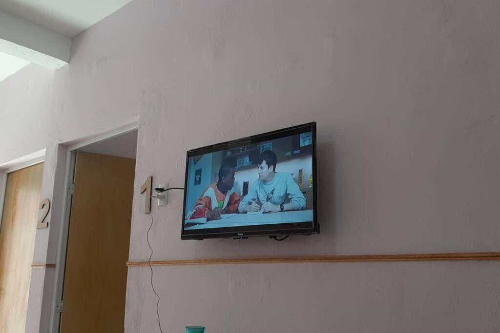 TV a/nebo společenská místnost v ubytování El Costeñito Hostal