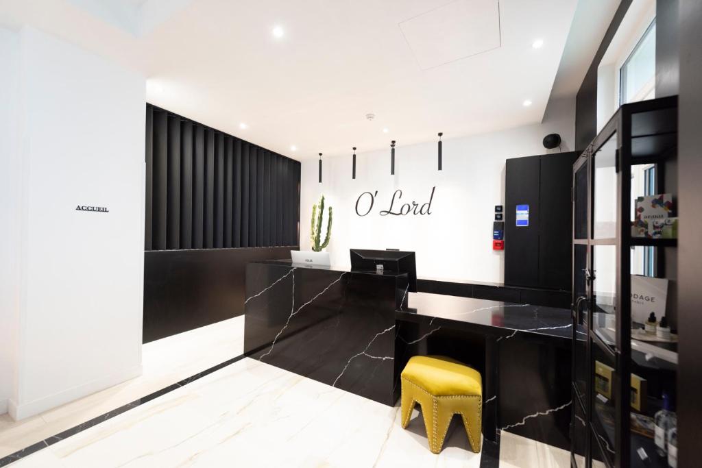 un salón con un taburete amarillo en una habitación en O'Lord, 4 Etoiles, Residence de Luxe Champs-Elysees, en París