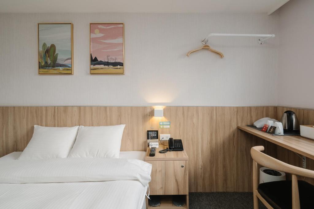 Postel nebo postele na pokoji v ubytování Hotel attic