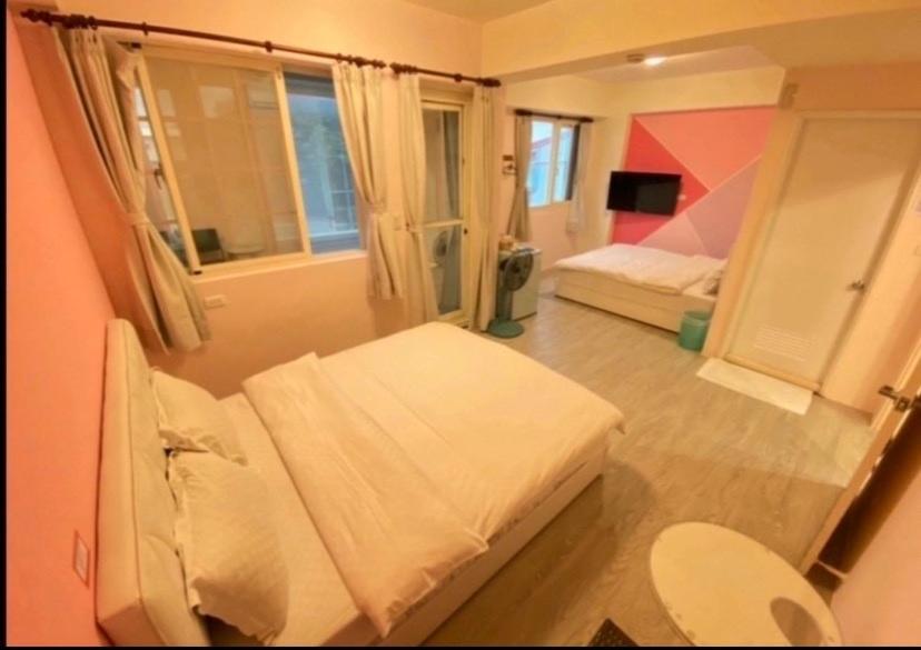 Kleines Zimmer mit einem Bett und einem Fenster in der Unterkunft Blue Ocean B&B in Jian