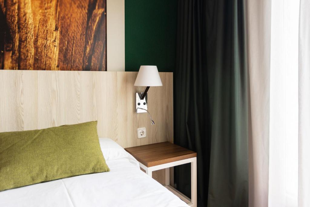 Postel nebo postele na pokoji v ubytování Gran Hotel de Jaca