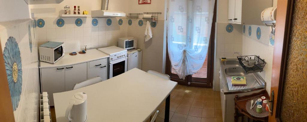 a small kitchen with a white counter top in it at Appartamento Elide in Bolano