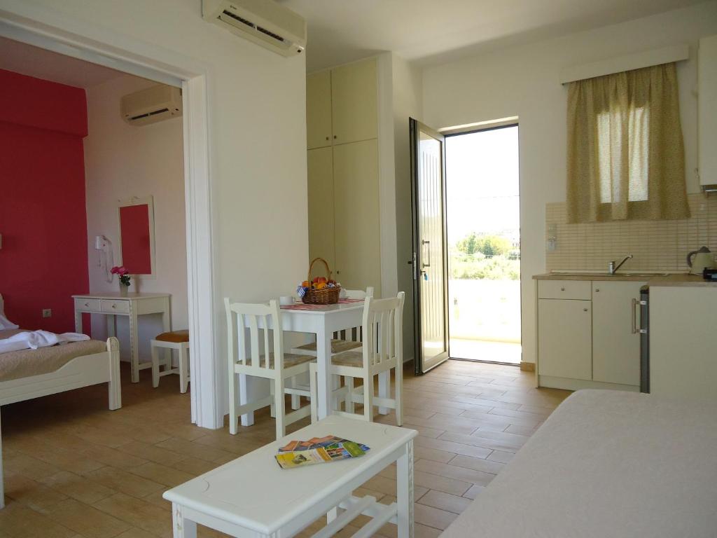 Postel nebo postele na pokoji v ubytování Almyra Apartments & Suites