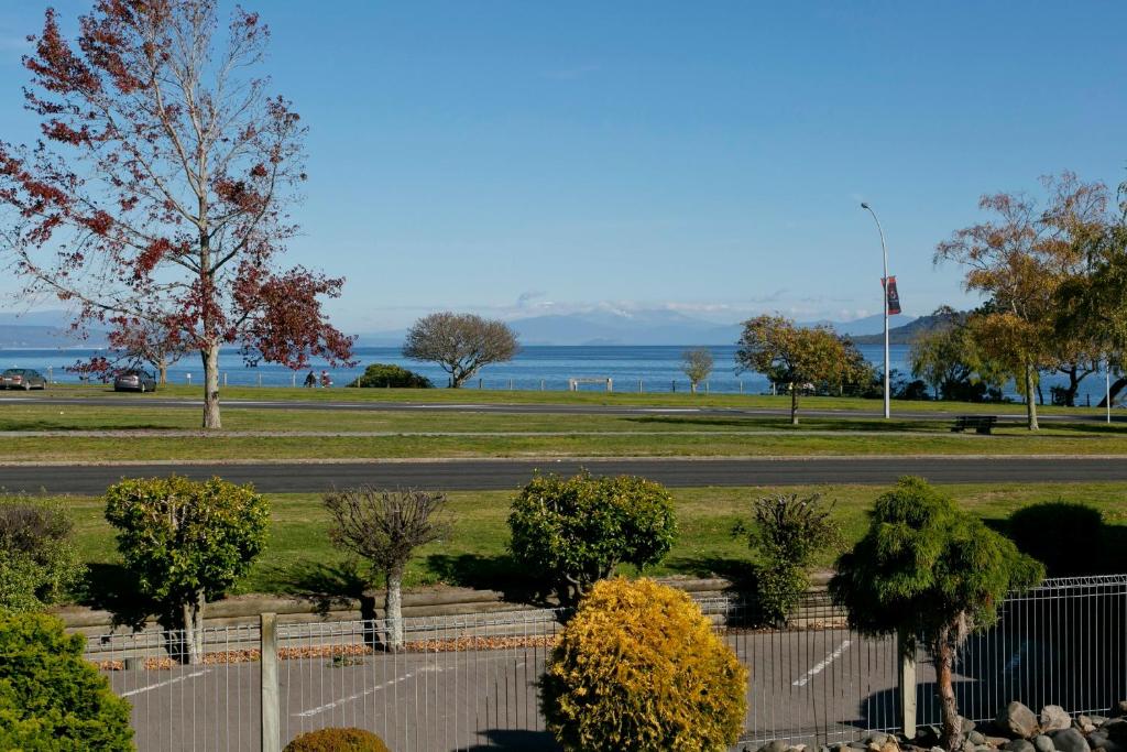 Le Chalet Suisse Motel Taupo - Resim 17