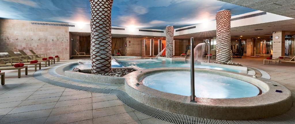 Бассейн в Hotel & Spa S'Entrador Playa или поблизости