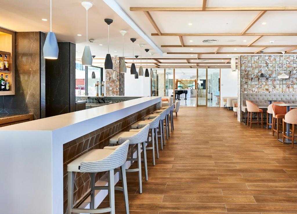Лаундж или бар в Hotel & Spa S'Entrador Playa