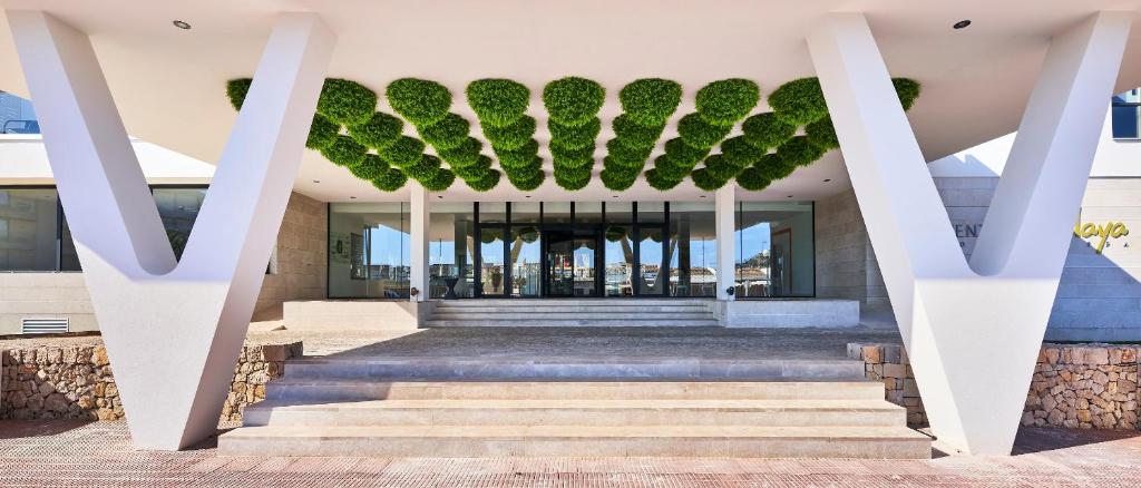 Фасад или вход в Hotel & Spa S'Entrador Playa