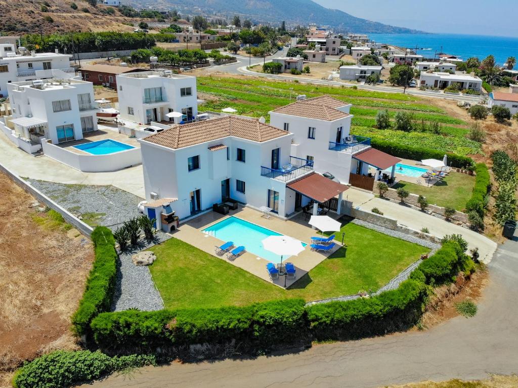 een luchtzicht op een villa met een zwembad bij Diana Seaside Villas in Pomos