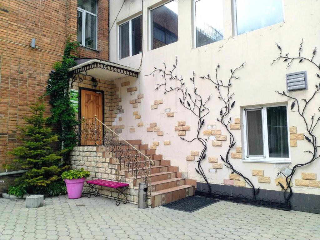 um mural na lateral de um edifício em Mini Hotel Kedrovaya Pad em Vladivostok