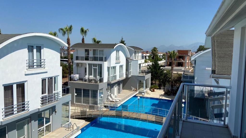 - une vue aérienne sur un bâtiment avec une piscine dans l'établissement Antalya Belek Mermaid Villas 3 Bedrooms close The Beac Park, à Belek