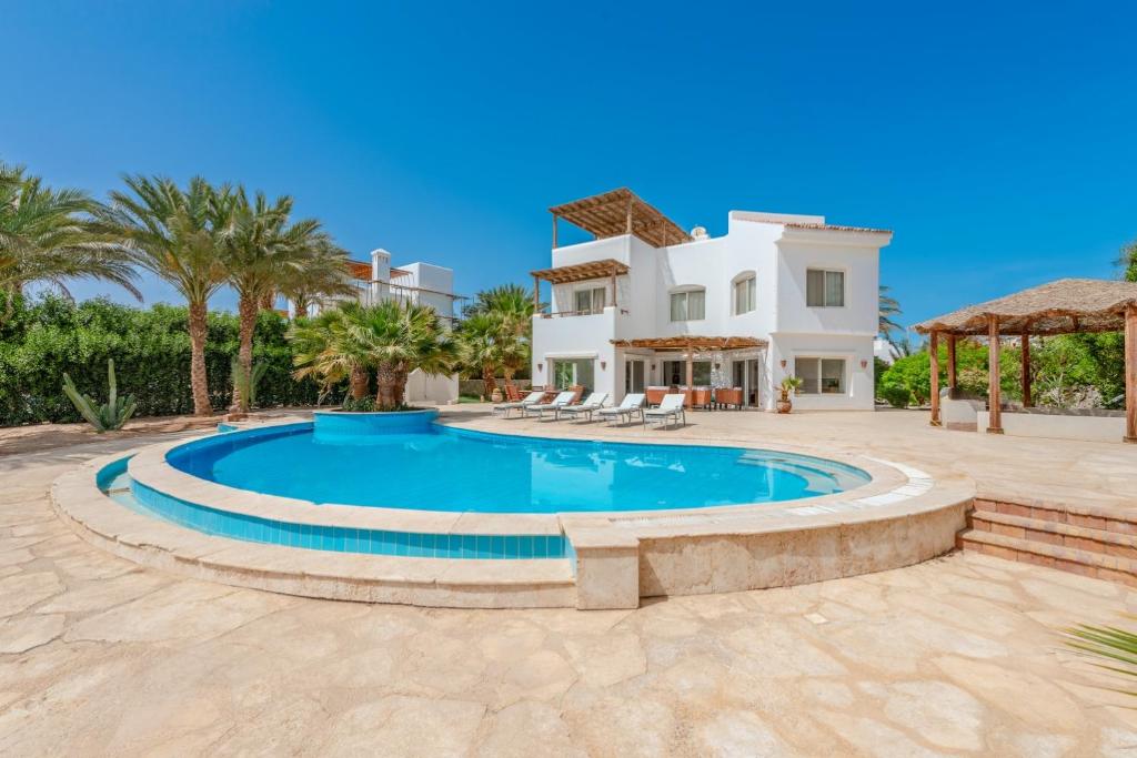 een villa met een zwembad voor een huis bij Beautiful 4 bedroom White Villa with Heated Pool in Hurghada