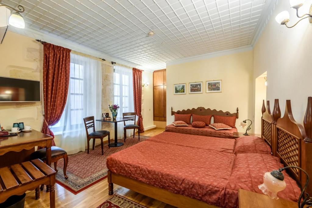Postel nebo postele na pokoji v ubytování Belmondo Hotel