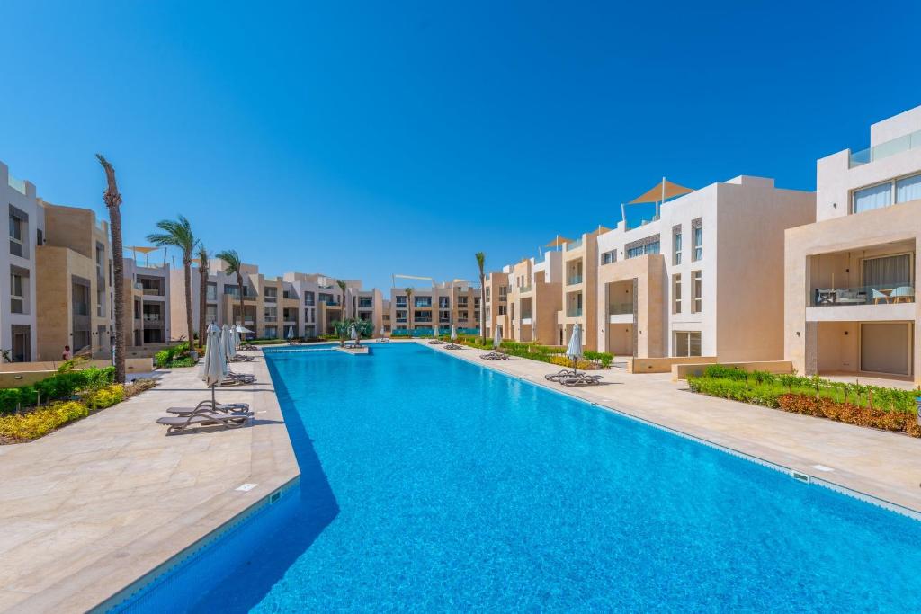 uma piscina no meio de um prédio em Mangroovy 3BR Apartment Private Beach & Pool View em Hurghada