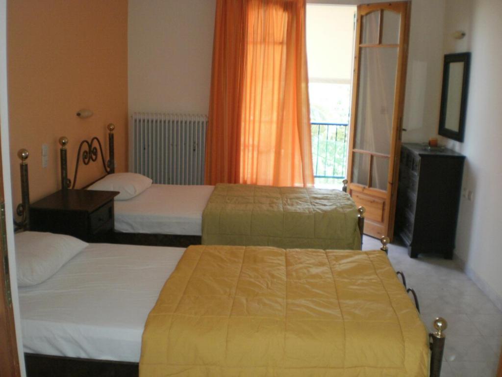 Postel nebo postele na pokoji v ubytování Loukas Inn Family Resort
