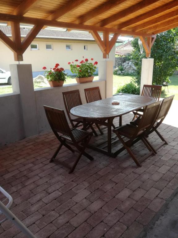drewniany stół i krzesła na patio w obiekcie Guliba Vendégház w Bogácsu