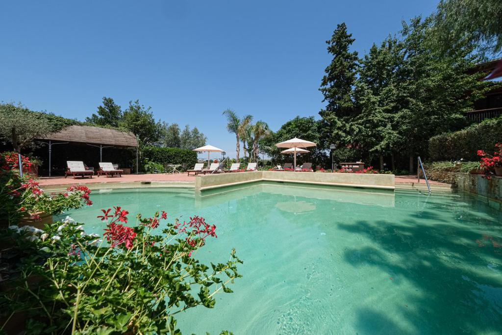 Bazén v ubytování Hotel Mas La Boella nebo v jeho okolí
