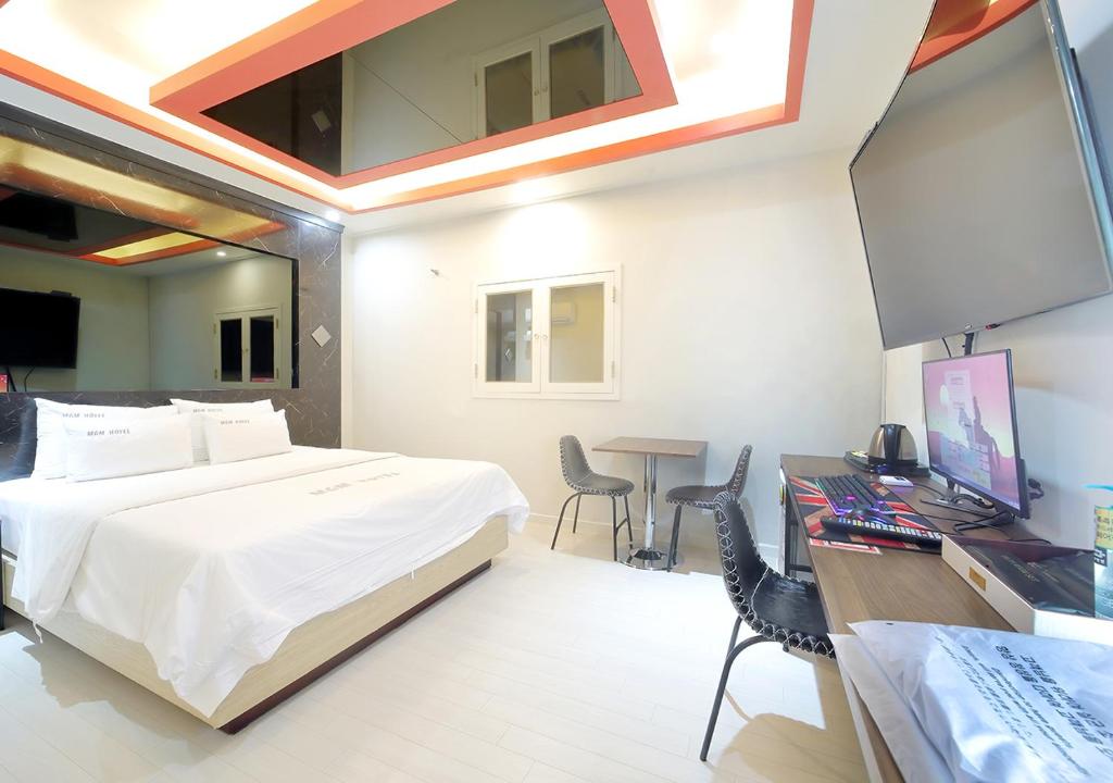 TV a/nebo společenská místnost v ubytování HOTEL ViA