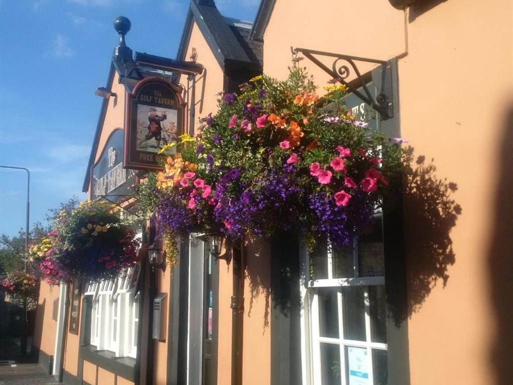 um edifício com caixas de flores ao lado em The Golf Tavern em Haddington