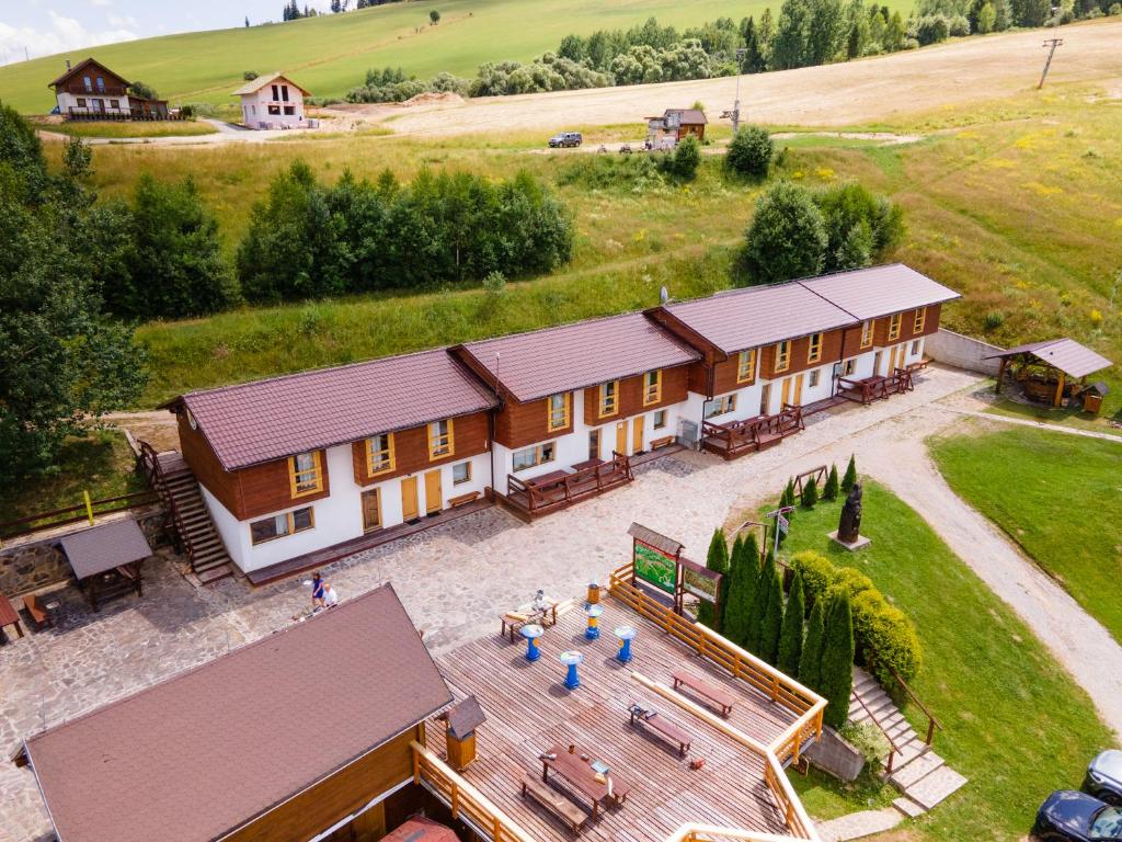 una vista aérea de un edificio con una mesa de picnic en SKI CIERNY BALOG en Čierny Balog