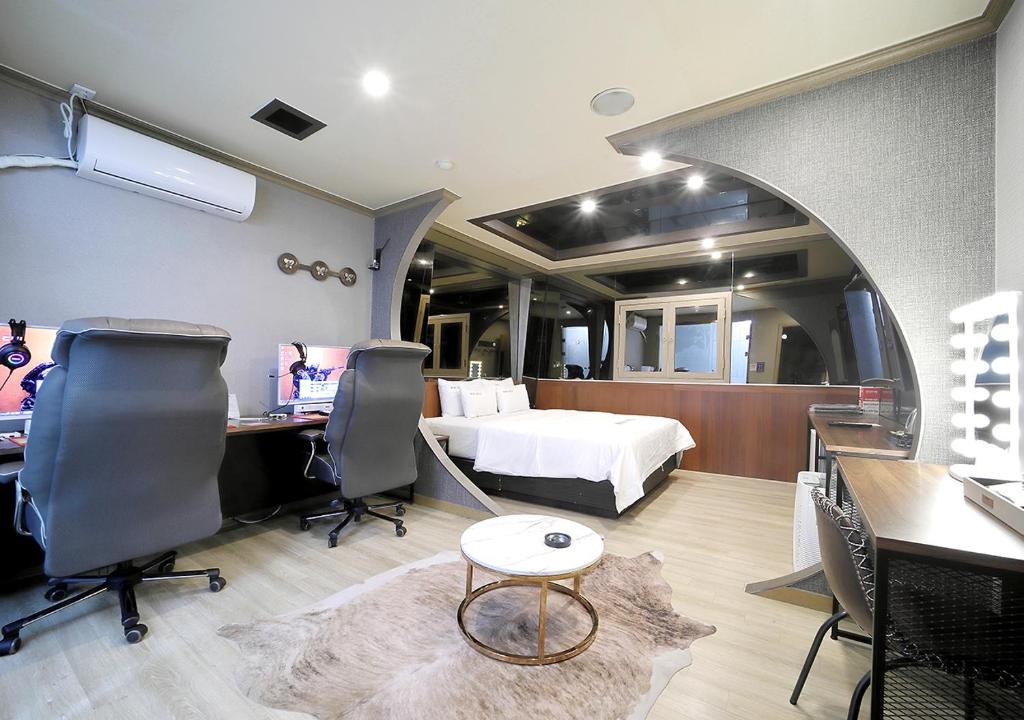 Gallery image of HOTEL ViA in Ansan