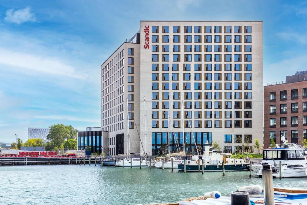 Výhled na řeku, která protéká v blízkosti hotelu