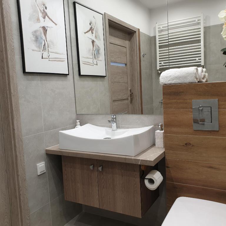 Koupelna v ubytování Q Apart SILVER -klimatyzowane STUDIO przy Manufakturze z garażem Gratis, FV