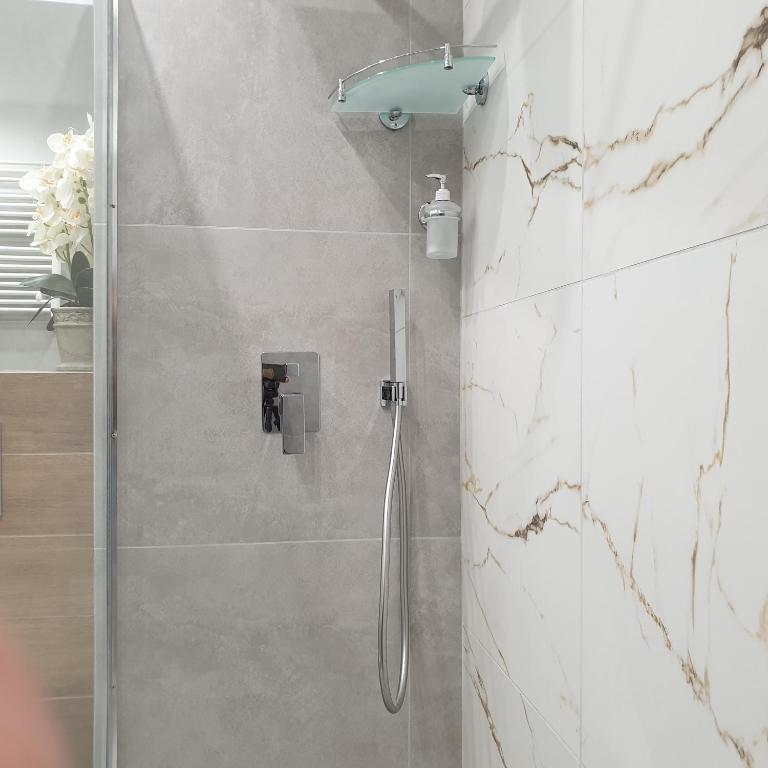 Koupelna v ubytování Q Apart SILVER -klimatyzowane STUDIO przy Manufakturze z garażem Gratis, FV