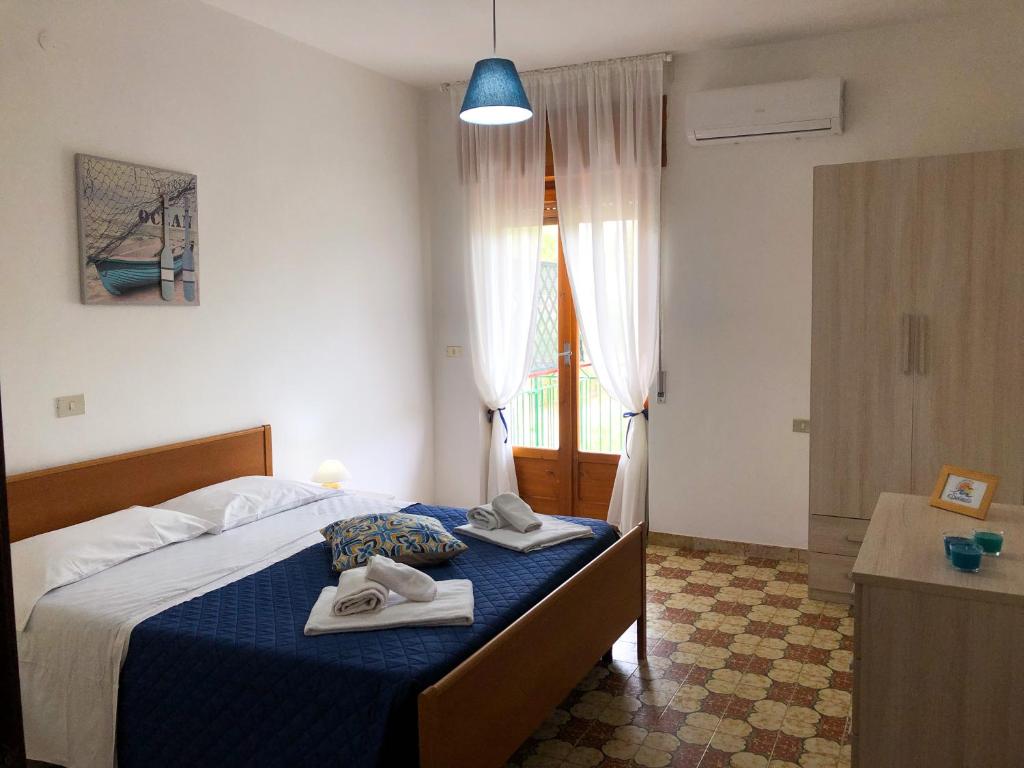 um quarto com uma cama com duas toalhas em Soleado Apartments Caprioli-Palinuro em Palinuro