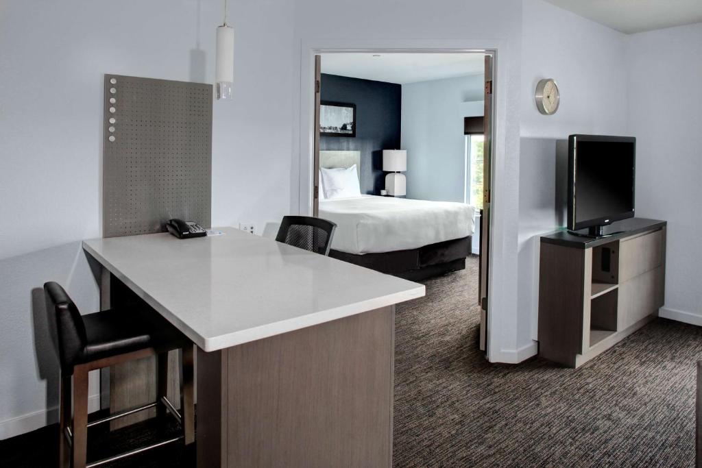 Postel nebo postele na pokoji v ubytování Hyatt House Parsippany Whippany