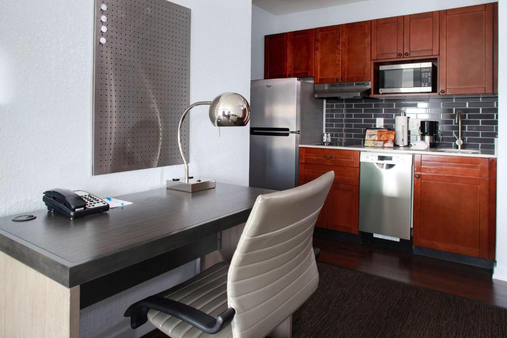 Kuchyň nebo kuchyňský kout v ubytování Hyatt House Parsippany Whippany