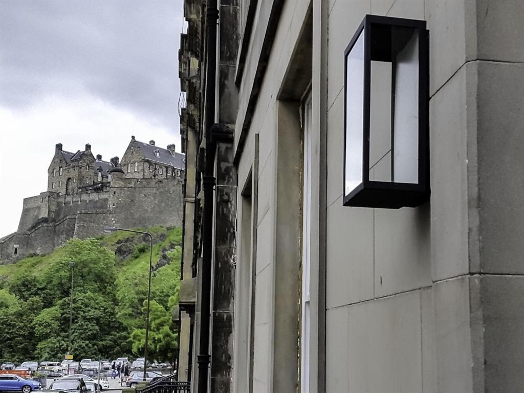 uma janela de um edifício com um castelo ao fundo em Edinburgh Nine em Edimburgo