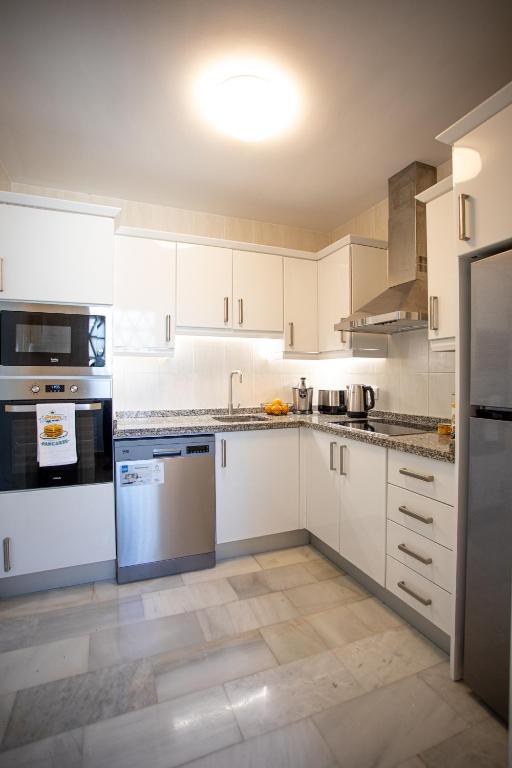 Kuchyňa alebo kuchynka v ubytovaní LaVistaAzul - 2BR Apartment w/ Terrace & Sea Views