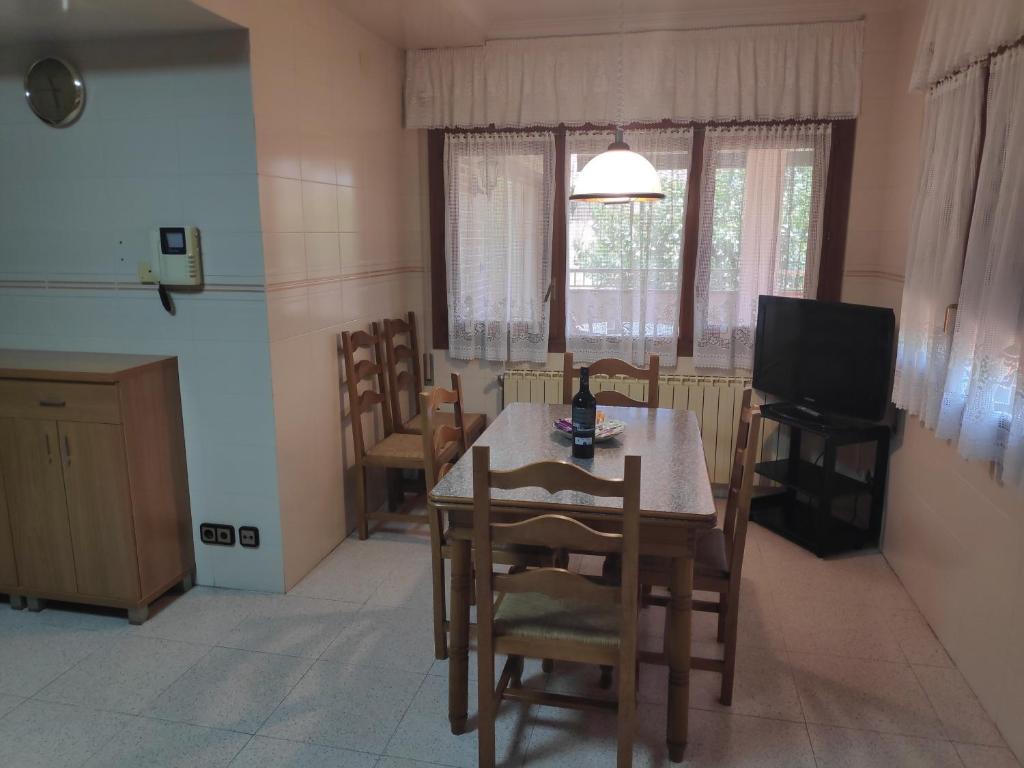 A television and/or entertainment centre at TurJalon - Apartamentos
