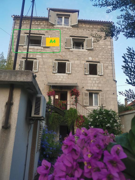 Budova, v ktorej sa apartmán nachádza