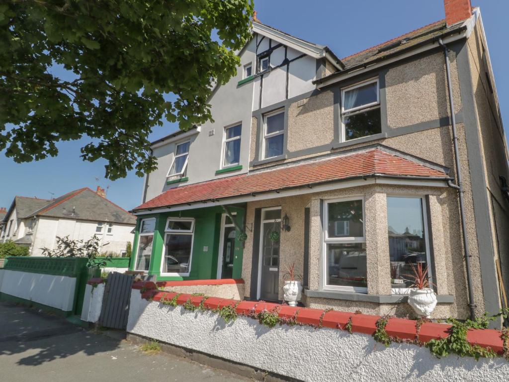 131 Trinity Avenue, Llandudno (updated prices 2024)