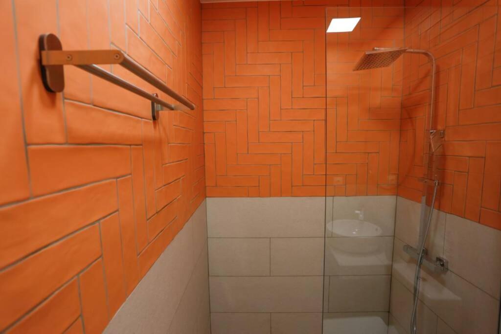 Łazienka z prysznicem i szklanymi drzwiami w obiekcie Valory #5 Aesthetic Stay w Salonikach