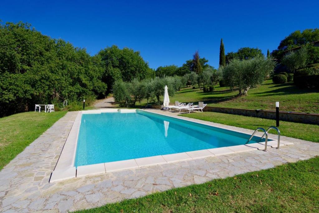 una piscina en medio de un patio en Serena al Casalone - Arceno Rentals Club, en San Gusmè