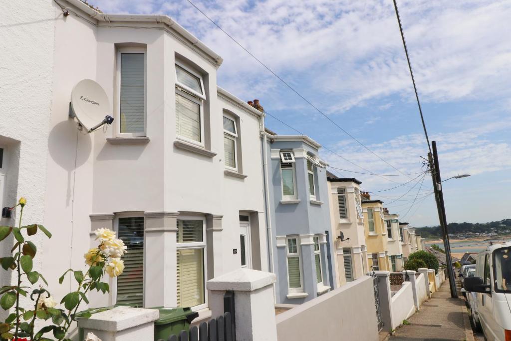 a row of houses on a city street at Padstow townhouse, close to harbour in Padstow