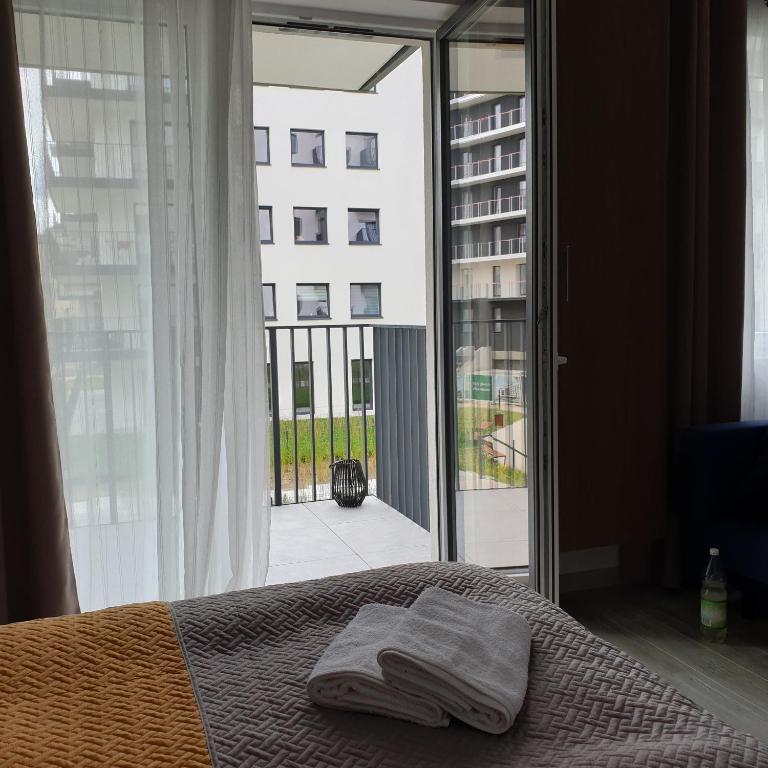 Postel nebo postele na pokoji v ubytování Q Apart SILVER -klimatyzowane STUDIO przy Manufakturze z garażem Gratis, FV