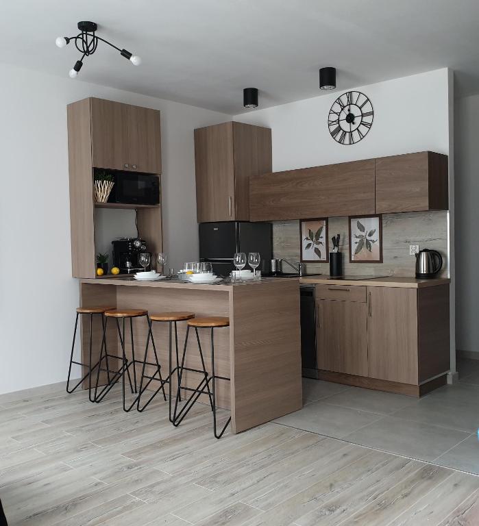 Kuchyň nebo kuchyňský kout v ubytování Q Apart SILVER -klimatyzowane STUDIO przy Manufakturze z garażem Gratis, FV