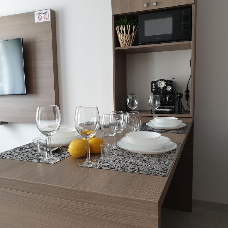 Kuchyň nebo kuchyňský kout v ubytování Q Apart SILVER -klimatyzowane STUDIO przy Manufakturze z garażem Gratis, FV