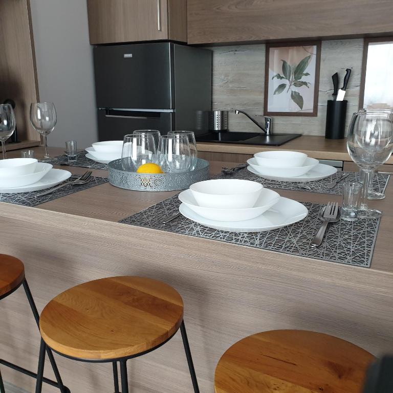 TV a/nebo společenská místnost v ubytování Q Apart SILVER -klimatyzowane STUDIO przy Manufakturze z garażem Gratis, FV