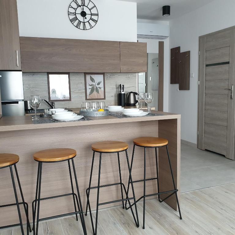 Kuchyň nebo kuchyňský kout v ubytování Q Apart SILVER -klimatyzowane STUDIO przy Manufakturze z garażem Gratis, FV