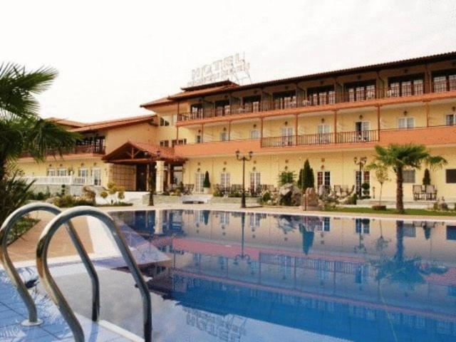 Bazén v ubytovaní Famissi Eden Hotel alebo v jeho blízkosti