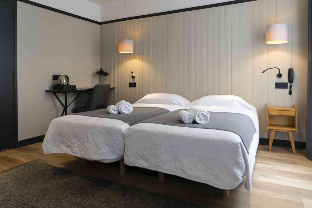 Llit o llits en una habitaci&oacute; de Hotel SUB