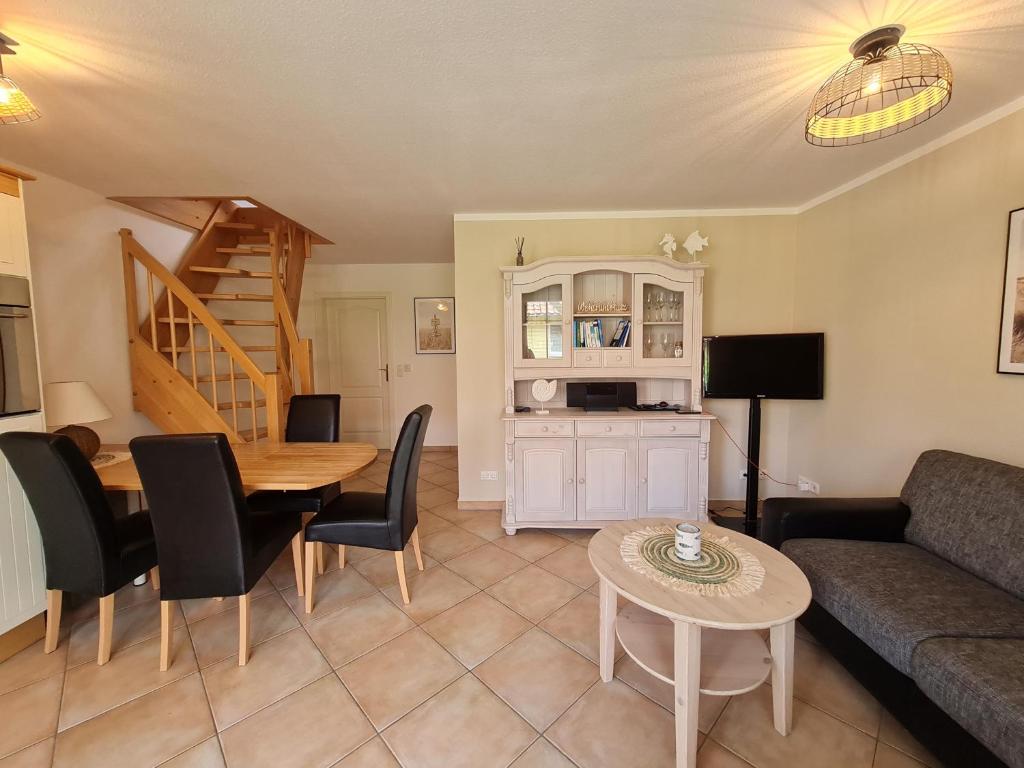 a living room with a couch and a table at Dünenzauber in Ostseebad Karlshagen