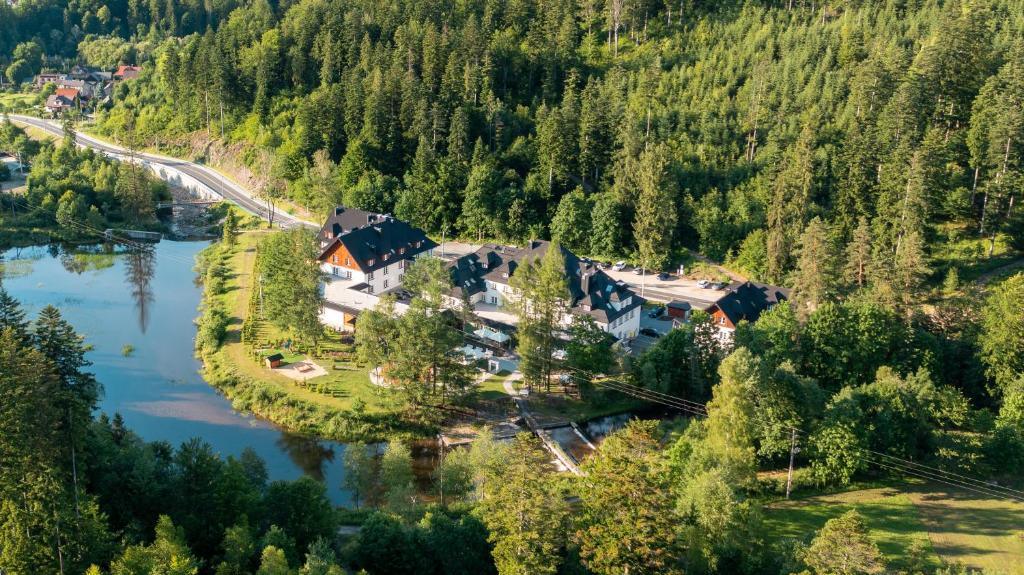 eine Luftansicht eines Hauses auf einer Insel in einem Fluss in der Unterkunft Aries Hotel & SPA Wisła in Wisła