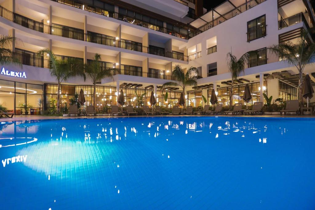 Bazén v ubytování Alexia Resort & Spa - Ultra All Inclusive Adult Only nebo v jeho okolí
