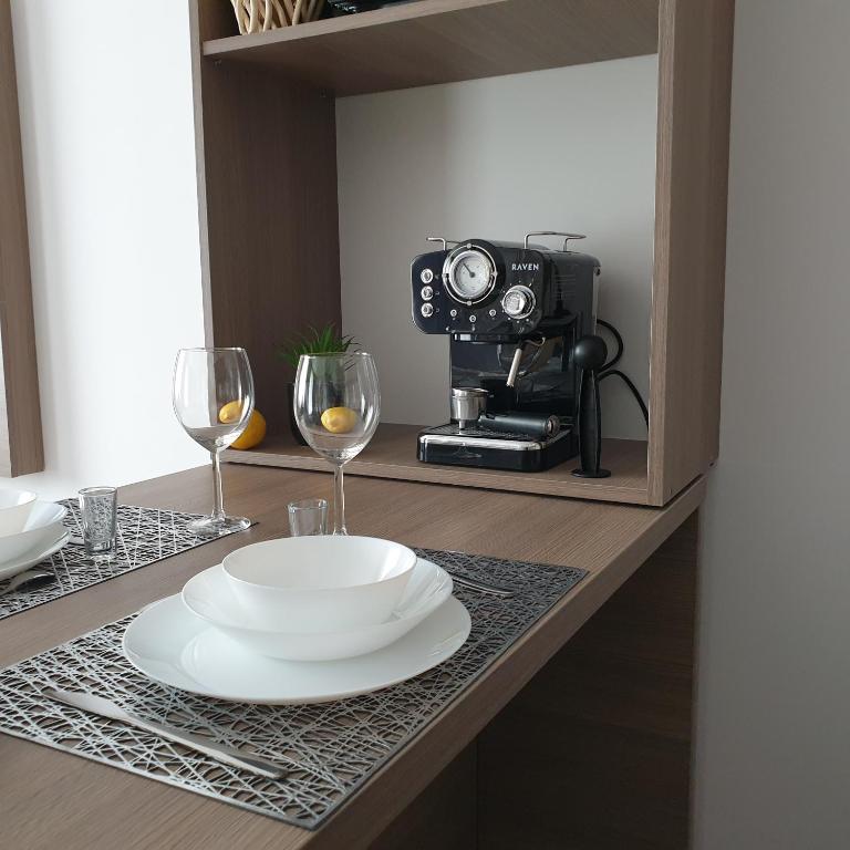 Příslušenství pro přípravu čaje a kávy v ubytování Q Apart SILVER -klimatyzowane STUDIO przy Manufakturze z garażem Gratis, FV