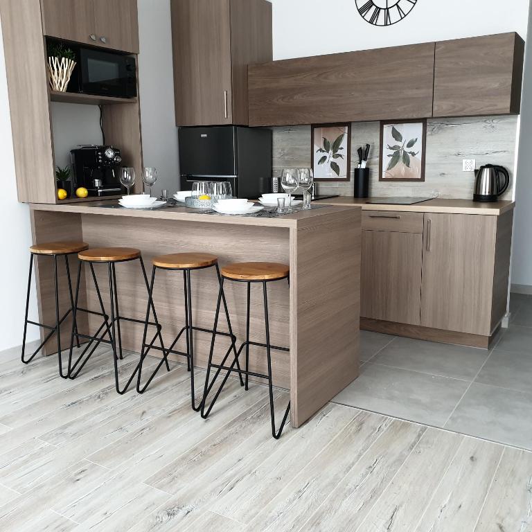 Kuchyň nebo kuchyňský kout v ubytování Q Apart SILVER -klimatyzowane STUDIO przy Manufakturze z garażem Gratis, FV
